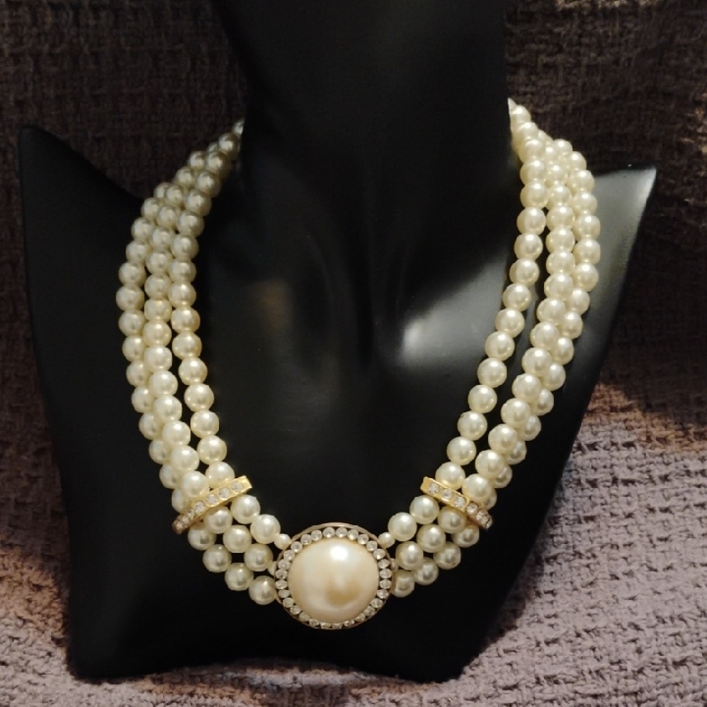 Elegant Pearl Necklace with Gold Accents